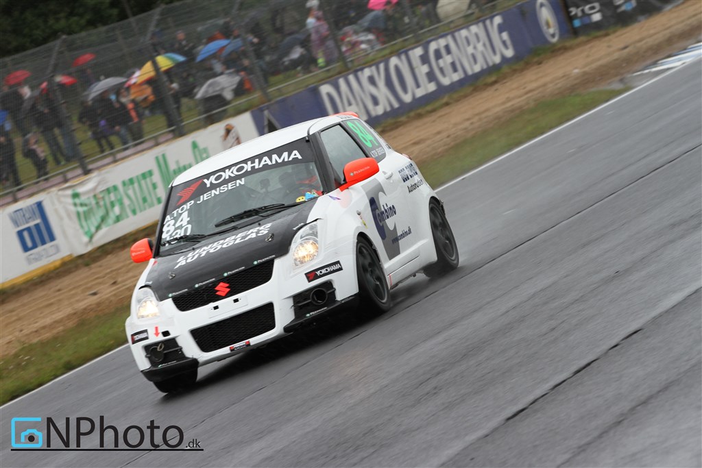 Andreas Top Jensen var uheldig i begge heat til Grand Prix Danmark. Men teamet har vist masser af fart i den hvide Suzuki Swift Sport, og har været oppe og bide skeer med de helt store tidligere i sæsonen, med bl.a. en generel podieplads på Ring Djursland.
(Foto: CN Photo)